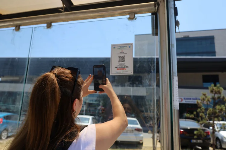 Sakarya'da Toplu Taşıma Dijitalleşiyor: QR Kodlu Akıllı Duraklar Hizmete Giriyor