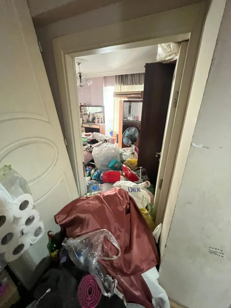 Osmangazi'de Çöp Ev Temizlendi: 5 Ton Atık Çıkarıldı, 2.5 Ton Geri Dönüşüme Kazandırıldı
