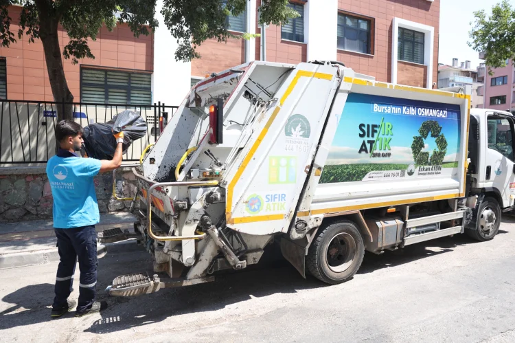 Osmangazi'de Çöp Ev Temizlendi: 5 Ton Atık Çıkarıldı, 2.5 Ton Geri Dönüşüme Kazandırıldı