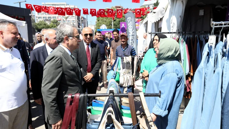 İzmit Alışveriş Festivali Kortej Yürüyüşüyle Başladı