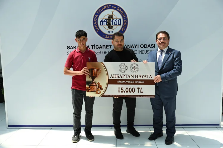 Sakarya'da Ahşaptan Hayata Genç Yetenekler Ödüllendirildi