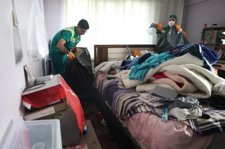 Osmangazi'de Çöp Ev Temizlendi: 5 Ton Atık Çıkarıldı, 2.5 Ton Geri Dönüşüme Kazandırıldı