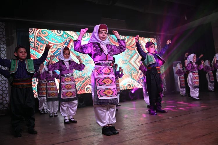 Manisa'da Anadolu Kültürleri Nefes Aldı: Halk Oyunları Gala Gecesi Büyük İlgi Gördü