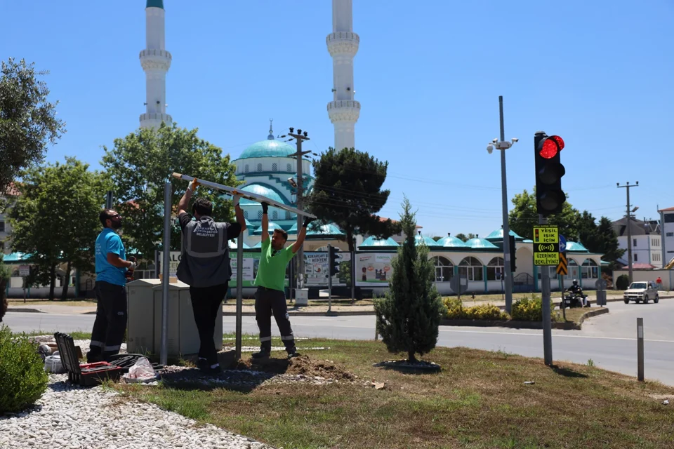 Sakarya Kavşaklarında Güneş Enerjisiyle Trafik Lambası Sorunlarına Çözüm