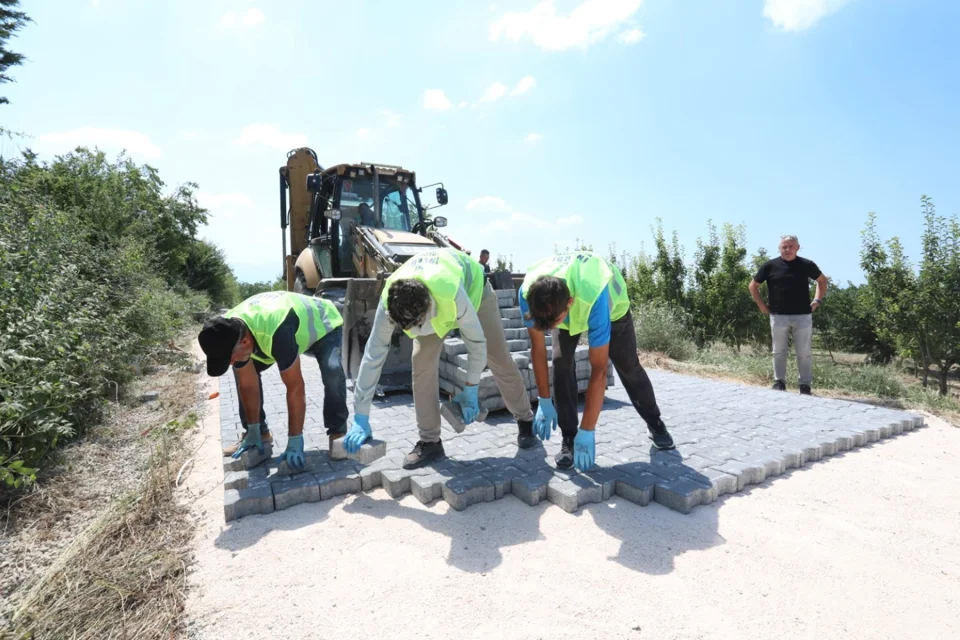 İnegöl'de Kırsal Yollar Yenileniyor: Parke Taşı Uygulamaları Hız Kazandı
