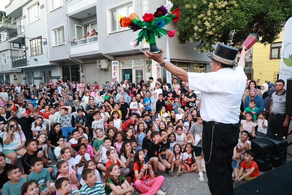Osmangazi'de Yaz Coşkusu Başladı: Mahalle Şenlikleri Karneleri Taçlandırdı