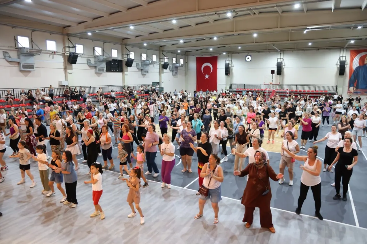 Çiğli'de Dans ve Aerobik Şöleni: Atatürk Kapalı Spor Salonu Doldu Taştı