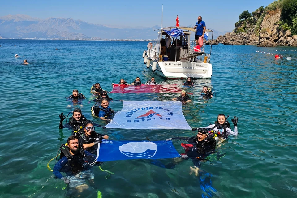 Muratpaşa'da Erenkuş Plajı Deniz Dibinden Kirlilik Temizlendi, Atıklar Sanata Dönüşecek