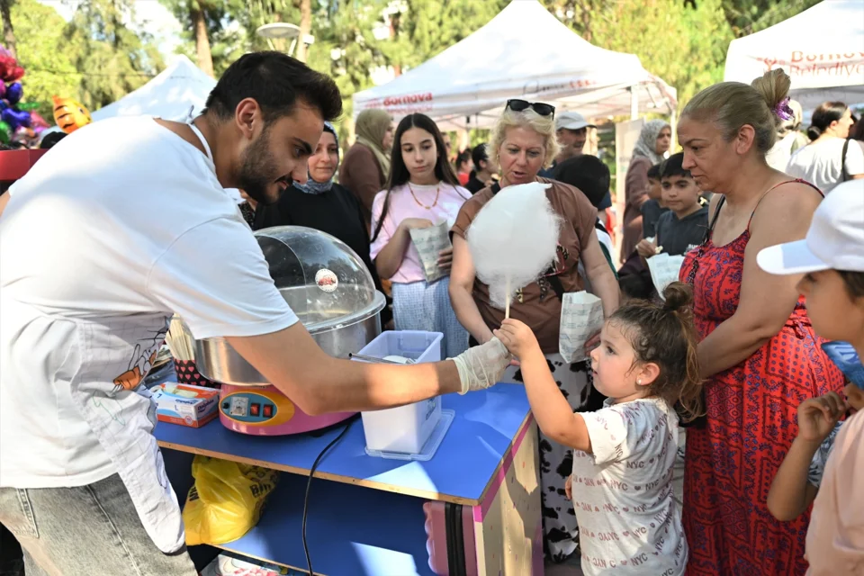 Bornova'da Binlerce Çocuk Yaz Şenliğinde Buluştu: Renkli Etkinlikler ve Eğlence Dolu Anlar