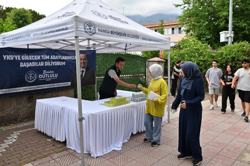 Manisa'da YKS Adaylarına Soğuk İkram