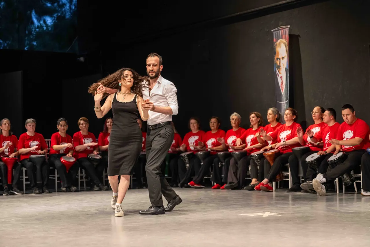Bornova’da Ritim ve Halk Dansları Gösterisi Büyük Beğeni Topladı