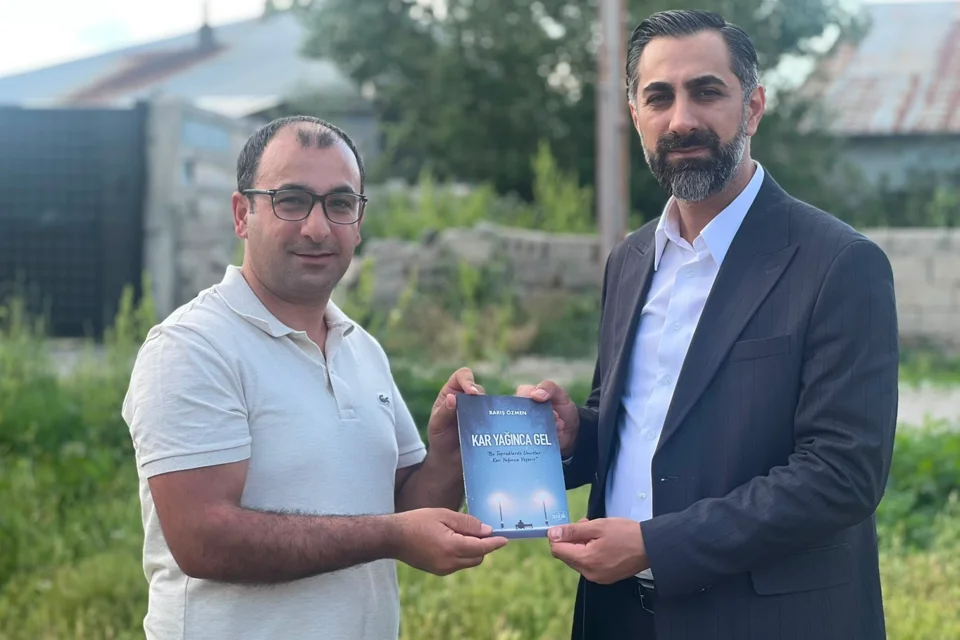 Ömer Tahtalı, Barış Özmen’in Yeni Şiir Kitabına Destek Verdi