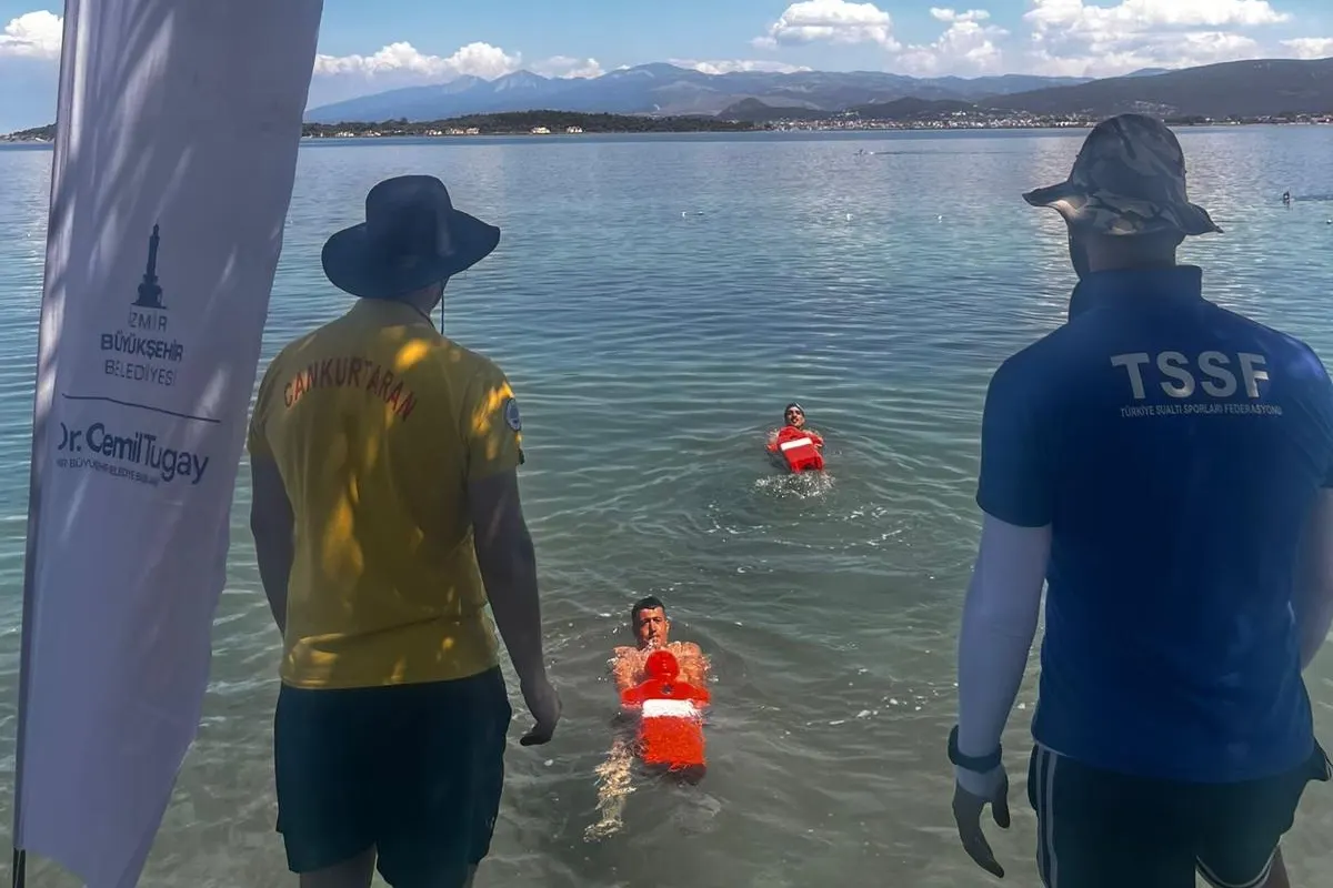 İzmir'de Mavi Bayraklı Plajlarda Cankurtaran Eğitimleri Sürüyor
