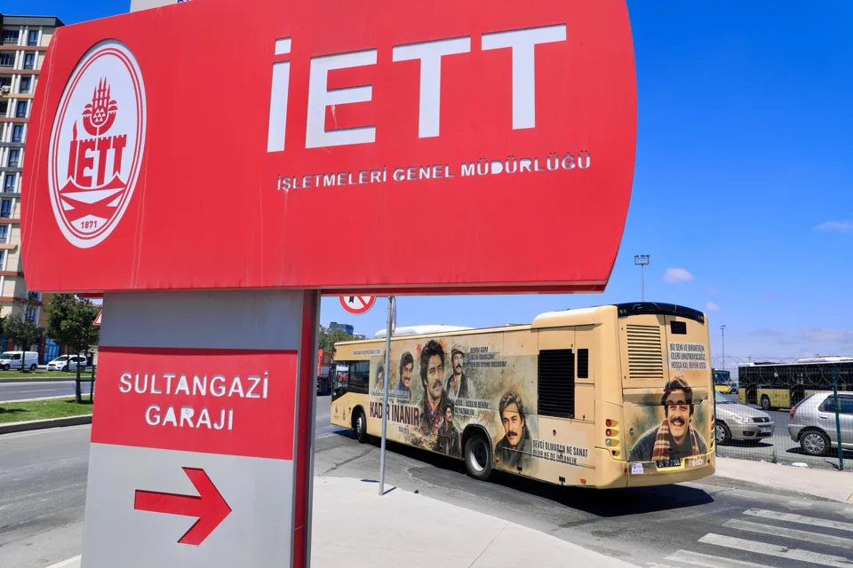 Kadir İnanır İstanbul Sokaklarında Yaşayacak: İETT'den Özel Saygı Otobüsü
