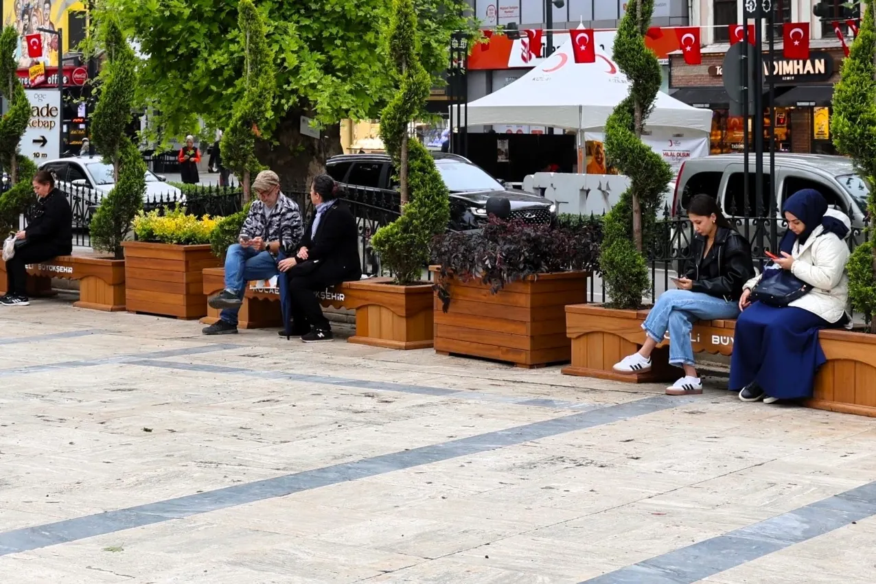 Kocaeli'nde Meydanlara Yeni Banklar ve Saksılar