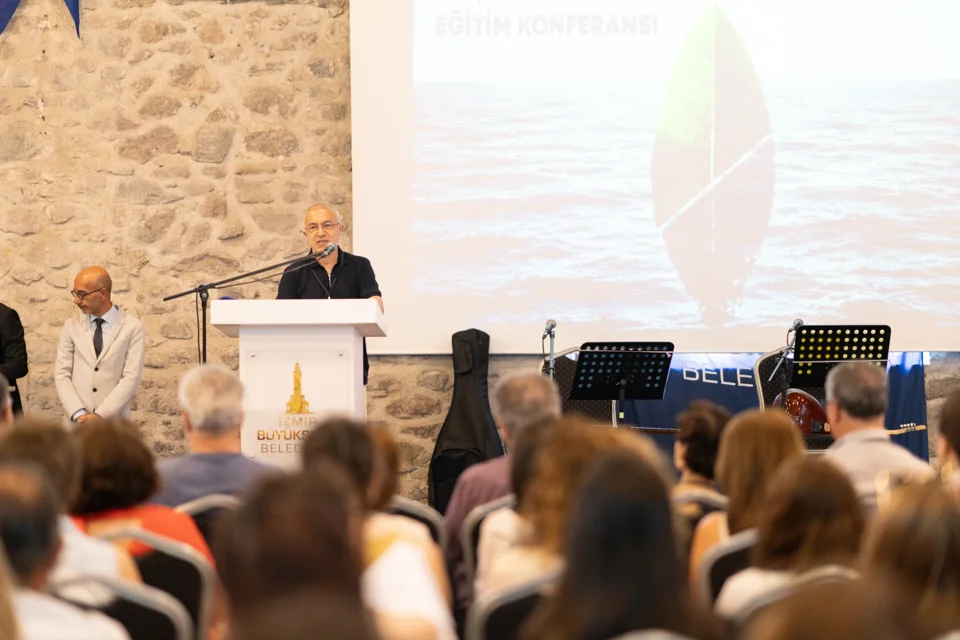 İzmir’de "Otoriter Zamanlarda Sınıfı Yeniden Kurgulamak" Temasıyla Uluslararası Eğitim Zirvesi Başladı