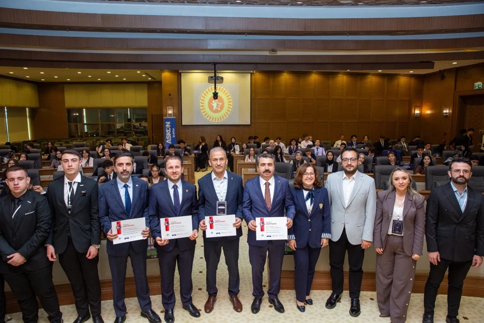 Bursa'da 180 Lise Öğrencisi Demokrasiyi Tartıştı