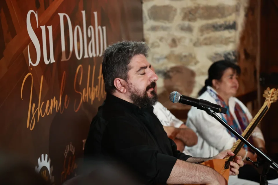 Tarihi Su Dolabı'nda Neşet Ertaş Türküleri Yankılandı