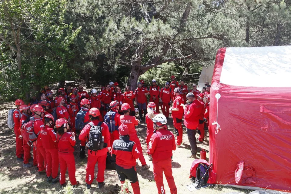 AKUT'tan Eş Zamanlı Tatbikat: Manisa'da Senaryo Gerçeğe Döndü, 2 Kişi 20 Dakikada Kurtarıldı
