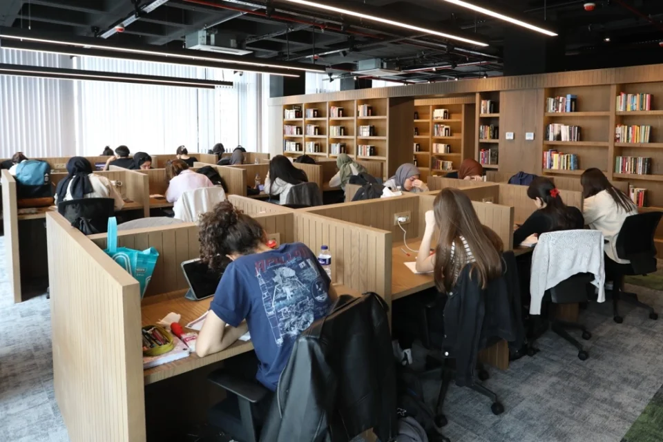 İnegöl'de 'Nöbetçi Kitaphaneler' Her Yaştan Vatandaşa Kapı Açıyor