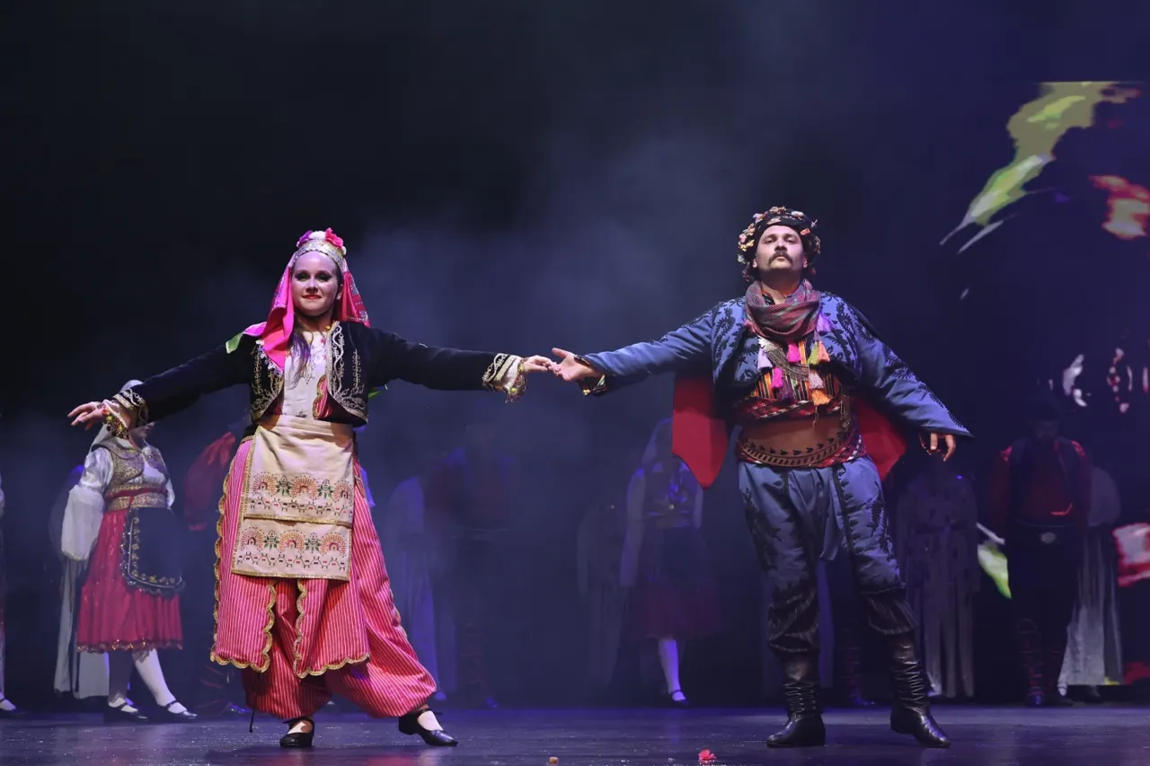 Nilüfer Halk Dansları Topluluğu'ndan "Nirengi" Gösterisi