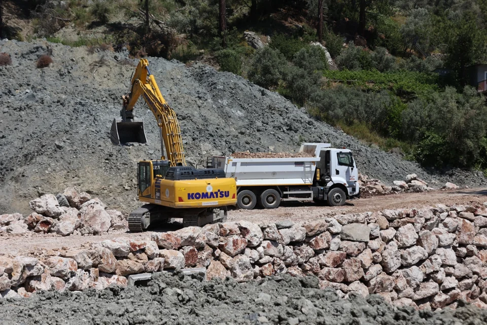 Muğla Seydikemer'de Heyelan Mağdurlarına Hızlı Müdahale: Yol Ulaşıma Açıldı