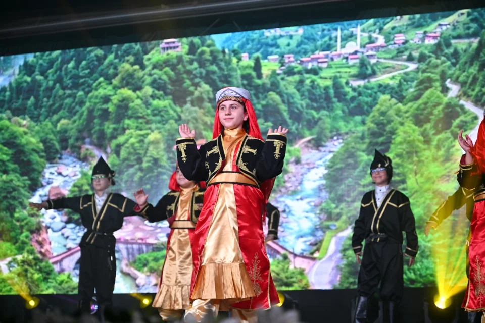 Manisa'da Anadolu Kültürleri Nefes Aldı: Halk Oyunları Gala Gecesi Büyük İlgi Gördü