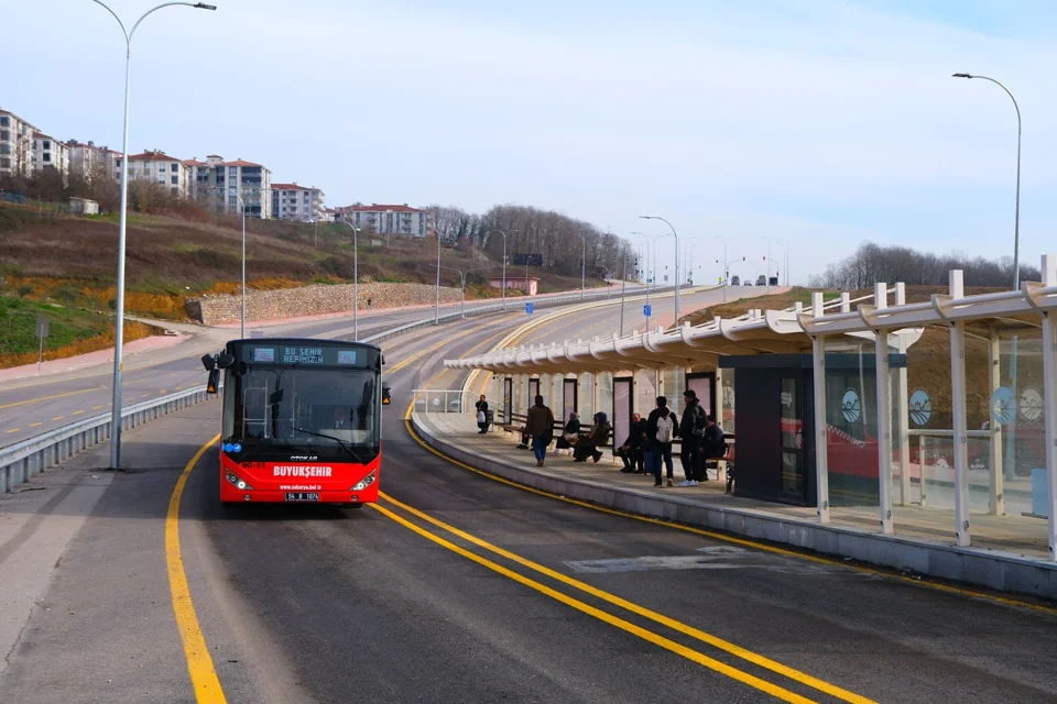 Sakarya Metrobüsü Bir Yılda Rekor Kırdı: 3.6 Milyon Yolcuya Hizmet Verdi