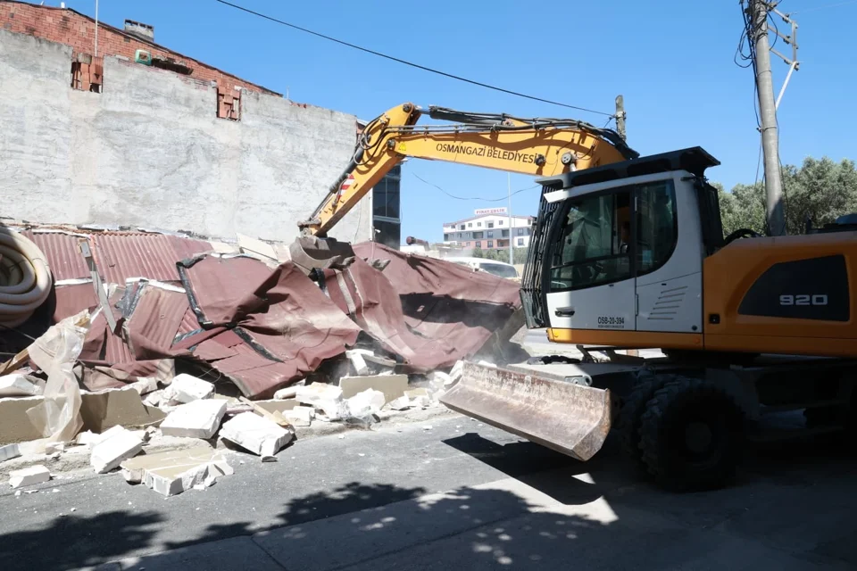 Osmangazi'de Ruhsatsız Depo Yıkıldı: Kaçak Yapılaşmaya Geçit Yok