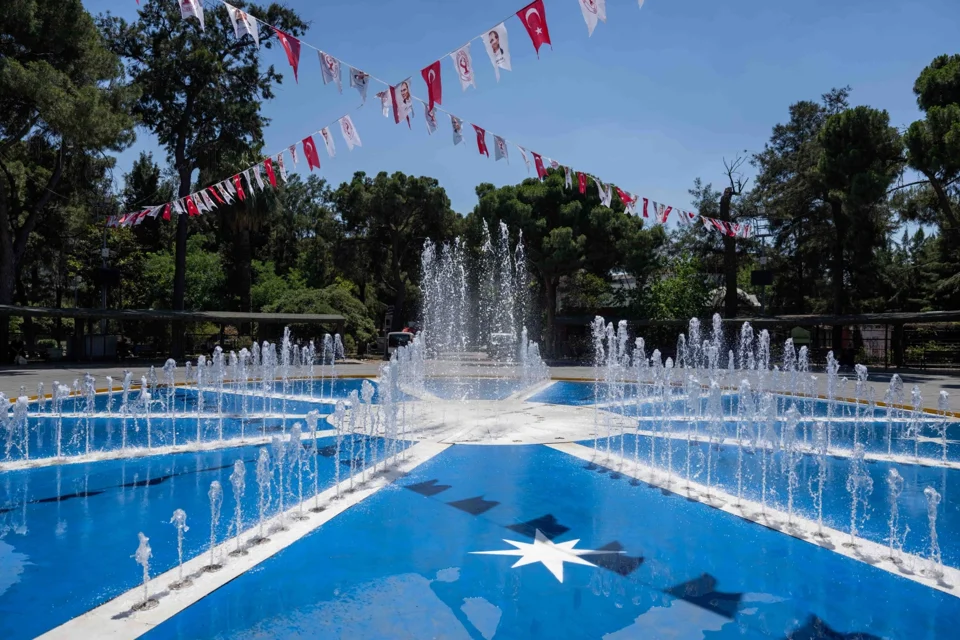 Bornova'da Büyükpark'ın Sembol Havuzu Yenilendi: "Kuzey Yıldızı" Mottosuyla Canlandı