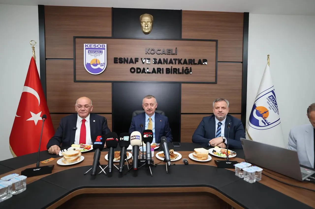 Başkan Büyükakın, Kocaeli Esnaf ve Sanatkarlar Odaları Birliği Yönetimini Ziyaret Etti