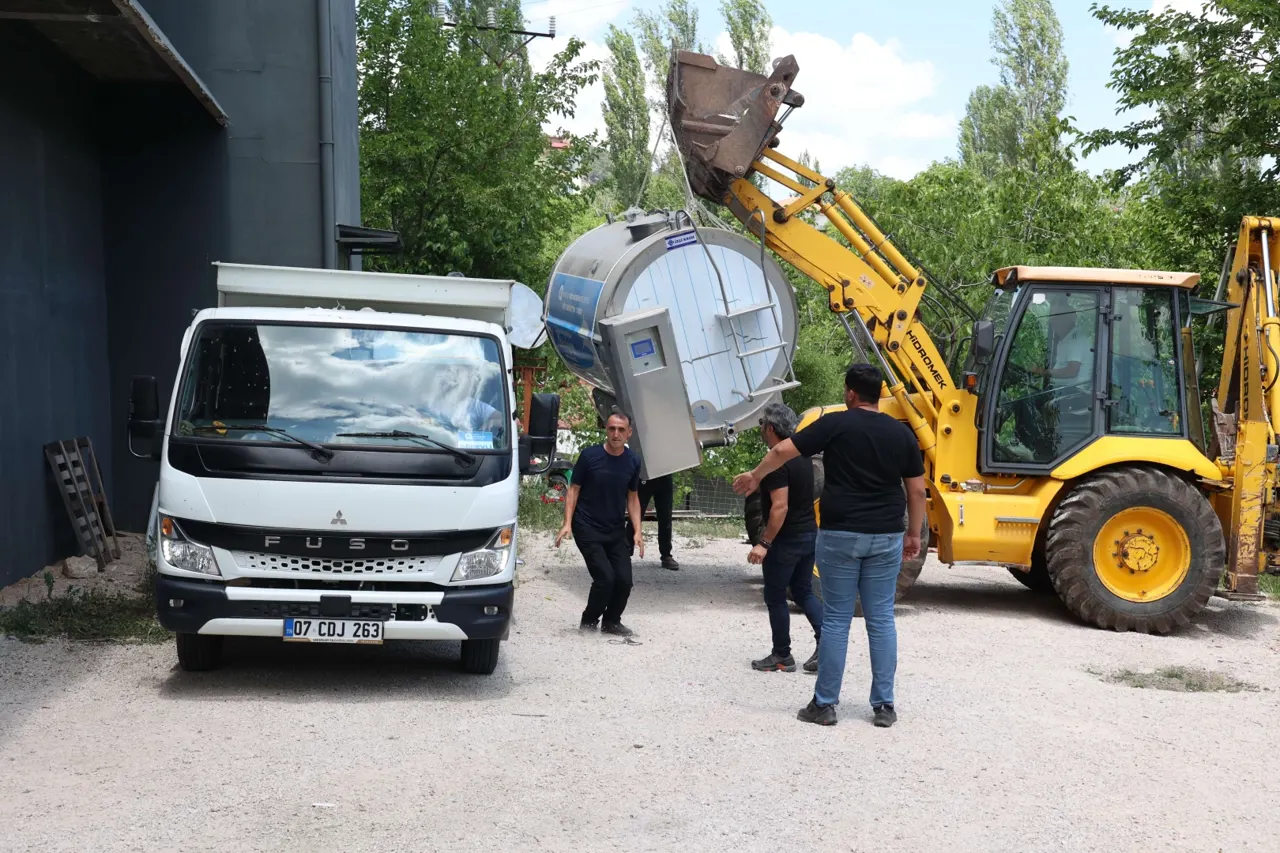 Kaş Sütleğen'e 4 Tonluk Süt Soğutma Tankı Desteği