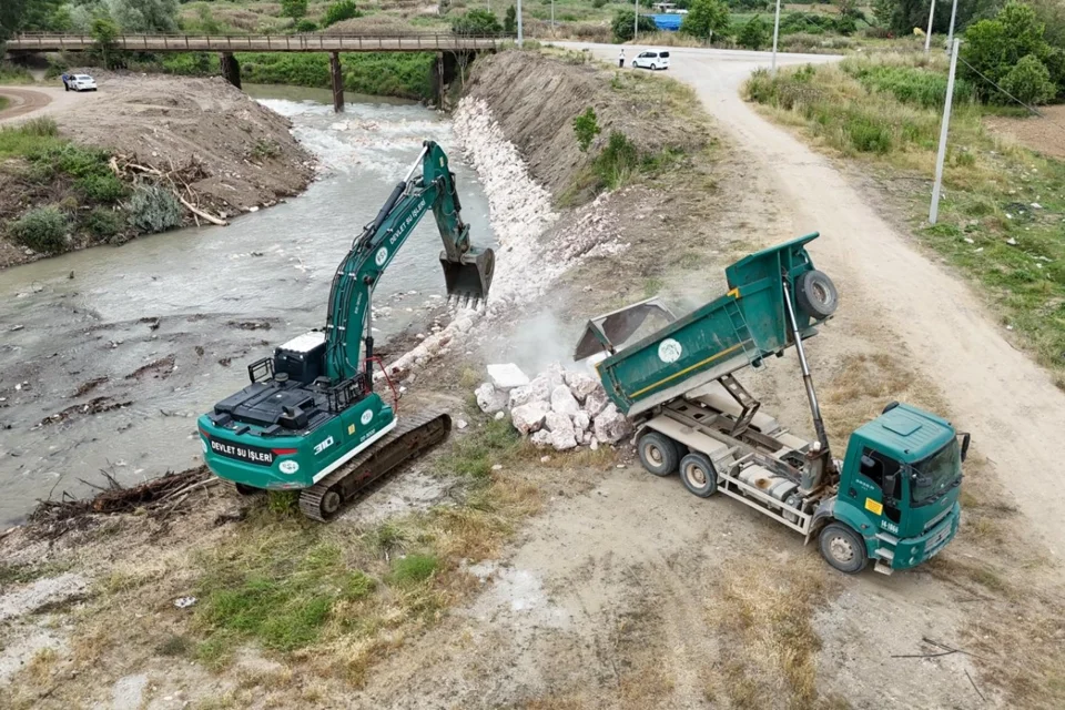 İnegöl'de Sel Riskine Karşı Dere Islah Çalışmaları Devam Ediyor