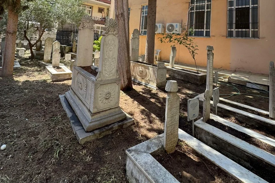 İzmit'in Tarihi Hüseyin Paşa Camii Haziresine Kapsamlı Bakım