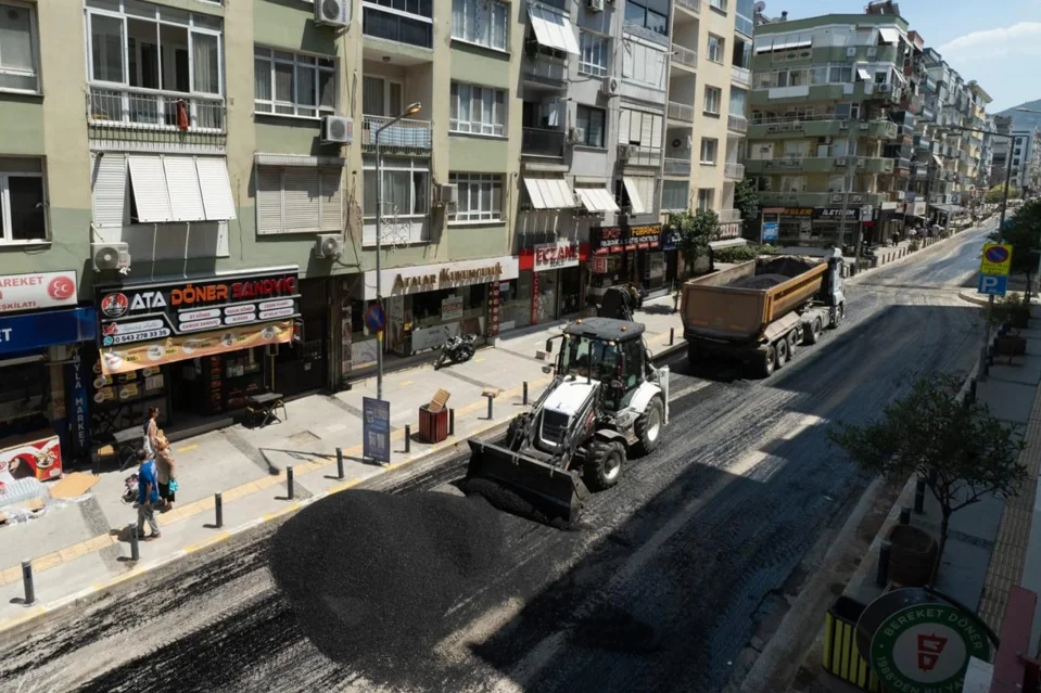 İzmir'de Balçova Ata Caddesi'nde Kapsamlı Yol Yenileme Çalışması Başladı