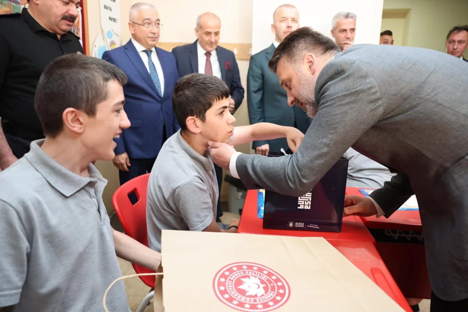 Bursa'da Karne Sevinci: Vali Ayyıldız ve Başkan Vekili Biba Öğrencilerle Buluştu