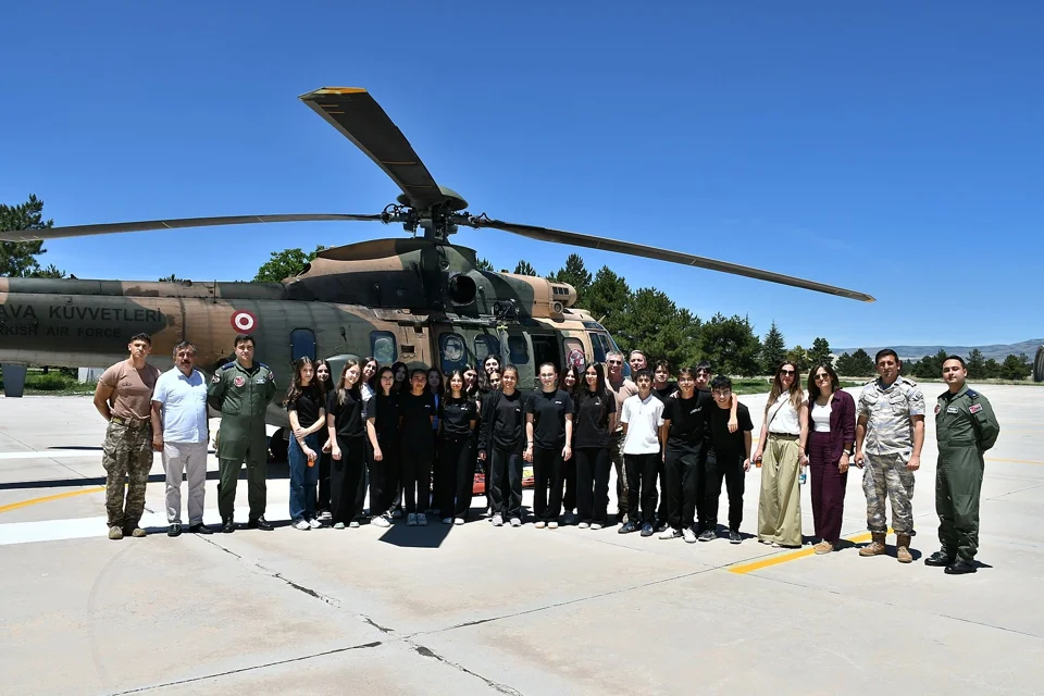 Gençler, 1'inci Ana Jet Üssü'nde Mehmetçikle Bir Gün Geçirdi