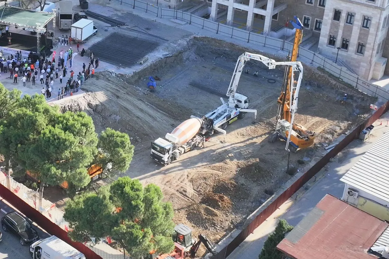 Soma'ya 100 Milyon Liralık Modern Meydan ve Otopark Projesinin Temeli Atıldı