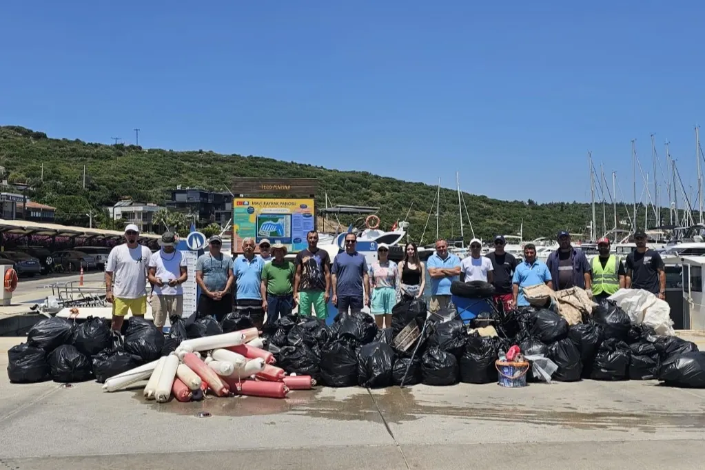 Sığacık Koyları Gönüllülerle Temizleniyor