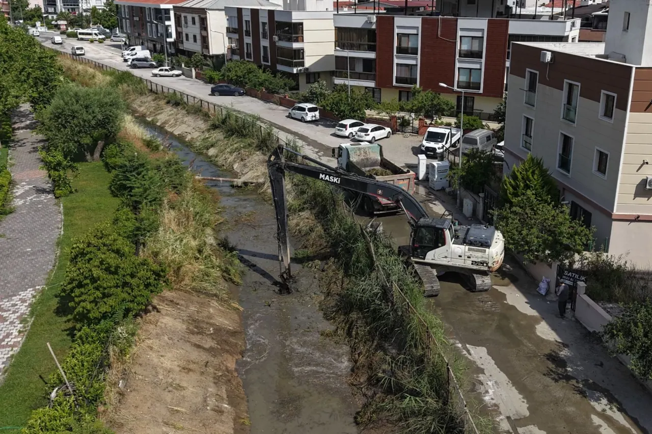 Manisa'da Sulama Kanalında Kapsamlı Temizlik Çalışması Tamamlandı
