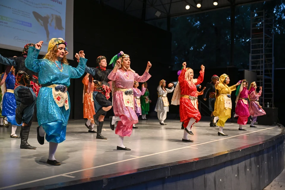 Bornova'da Hobi Kursiyerleri Sahnedeydi: "Dansın Renkleri" Büyüledi