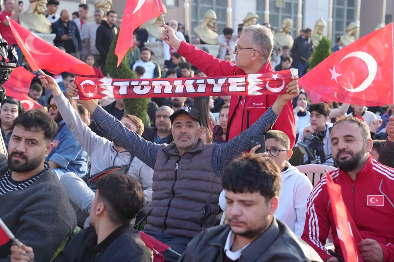 Keçiören'de Milli Maç Heyecanı Dev Ekranda Yaşandı