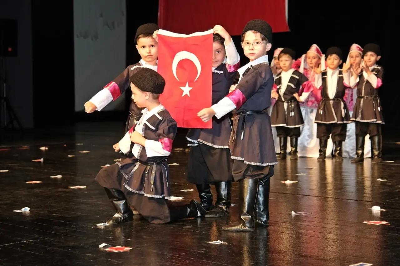 Bursa Yuvam'da Yıl Sonu Coşkusu: Minikler Yeteneklerini Sergiledi