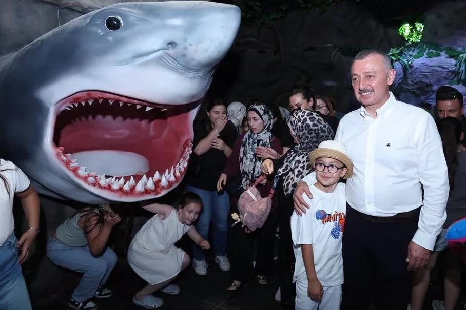 Kocaeli'de Karne Sevinci: Başkan Büyükakın Öğrencilerle Buluştu, Millet Bahçesi Gözde Mekan Oldu