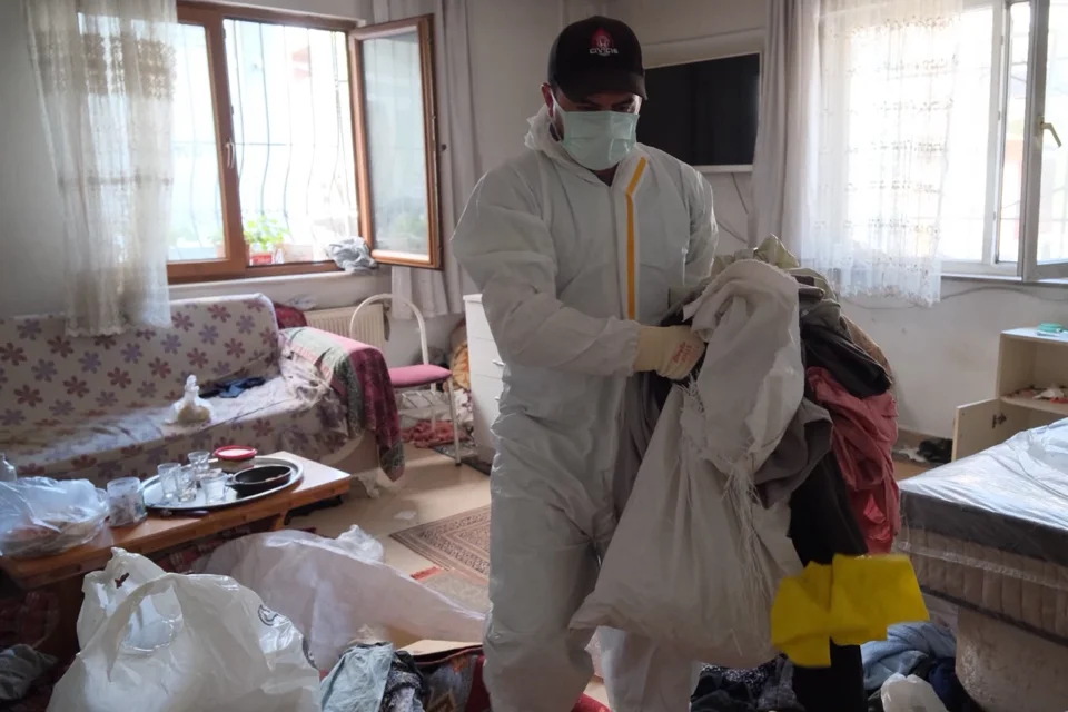 Bursa'da 'Çöp Ev' Yıkıldı: 5 Ton Atık Temizlendi, Mahalle Rahat Nefes Aldı