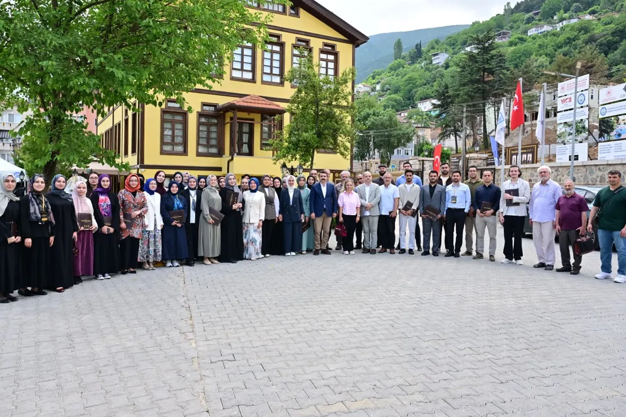Bursa Düşünce Okulu'nda 42 Genç Eğitimlerini Tamamladı