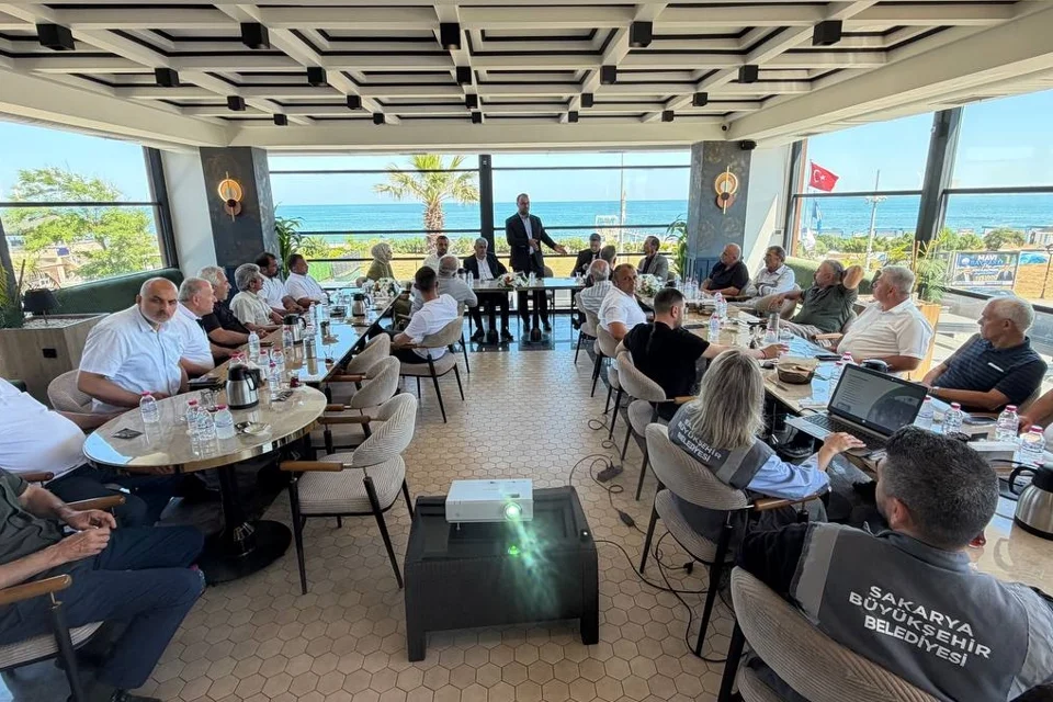 Sakarya'da Muhtarlarla Hizmet Masaya Yatırıldı: Kocaali'de Sorunlar ve Çözümler Tartışıldı