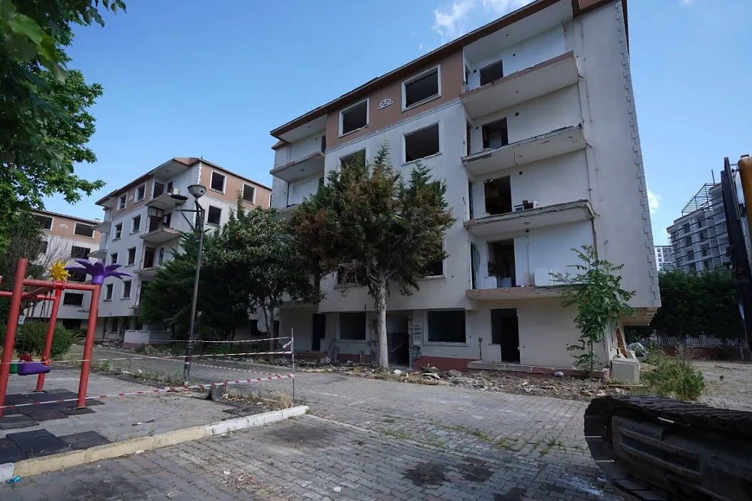 Beylikdüzü'nde Riskli Yapıların Dönüşümü Hız Kazandı: Özay Tepe Sitesi'nde Yıkım Başladı