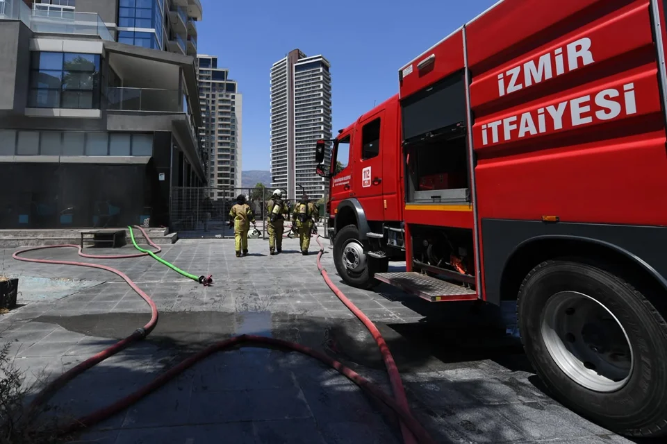 Bornova'da Market Deposunda Yangın: Facia Önlenemedi