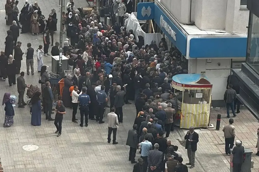 Ağrı'da Sosyal Yardım Kuyruğu: Halkbank'a Yoğunluk Tepkisi